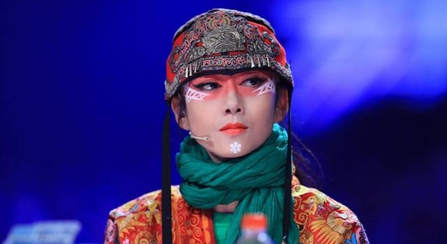 杨丽萍为什么总戴着帽子？本以为是“装腔作势”，实则令人钦佩