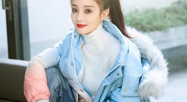 李小璐独自走机场，羽绒服穿成五五分，“名气”丢了衣品依旧还在