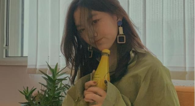 李嫣新造型靓丽，穿露脐装秀小蛮腰，年仅14岁身材曲线初显抢镜