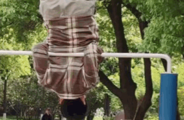 《亮剑》＂常乃超＂罕露面，老当益壮单杠玩成杂技，冬天还穿背心