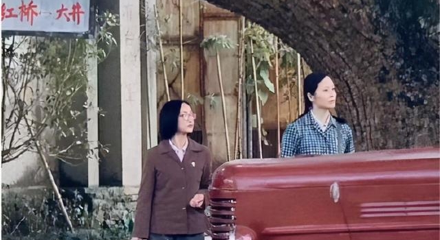 明星们还在为翻拍、凹造型翻车时，演员周迅扮演“屠呦呦”曝光