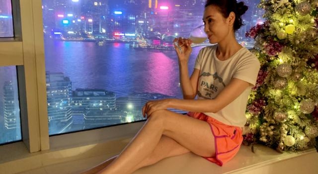 50岁郭可盈晒过亿豪宅，一双细腿嫩到反光，被经纪人骂＂变态＂