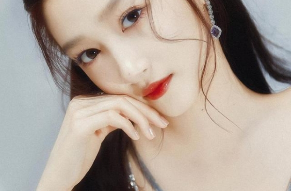 人气小花旦关晓彤写真合集：清新靓丽、甜美迷人！