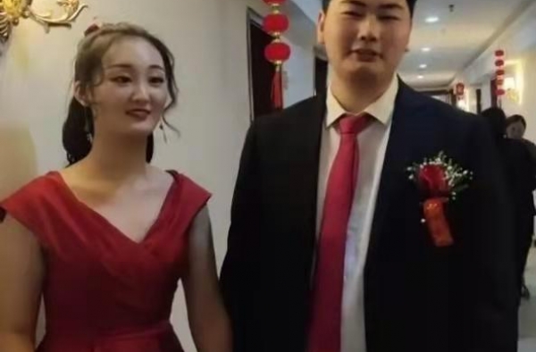 大衣哥朴实，儿媳逛商场穿衣却奢侈，包包18000，腰带也上万