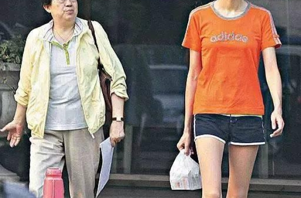 初恋毁容叶崇仁去世，为成龙产女遭抛弃，吴绮莉错在哪