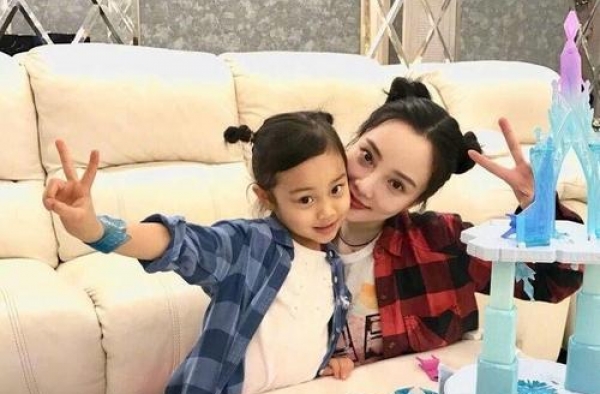 李小璐频繁带女儿出镜，她是想让女儿进娱乐圈吗？