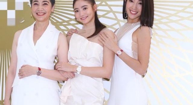名模隋棠与婆婆首同台，深v开衩裙好惹火！性感身材婆婆直呼女神