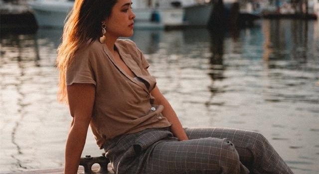 21岁钟丽缇女儿真丰满，穿针织衫马蜂臀藏不住，比妈妈还招摇