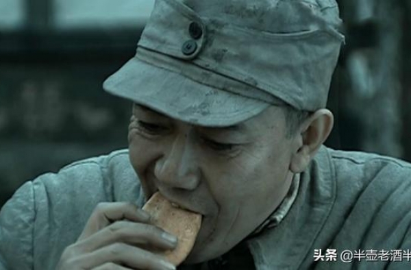 李云龙结婚啃大饼子吃炖白菜，王云山为啥能住豪宅摆雕塑吃香蕉？
