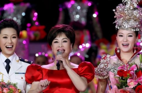 她是国家一级演员，连登25年春晚，52岁无儿无女，却无人敢娶