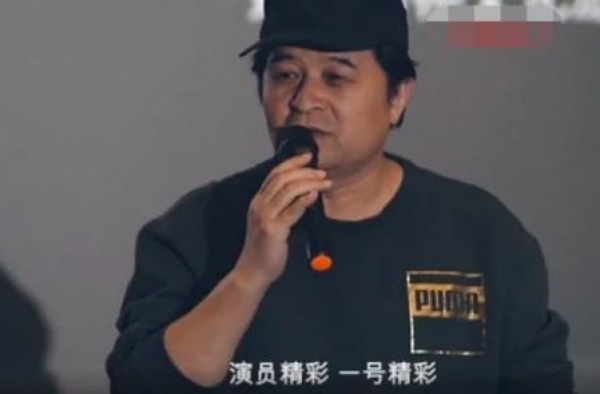 毕福剑为赵本山爱徒站台，两人亲密靠头合影，女方热情他却很冷淡