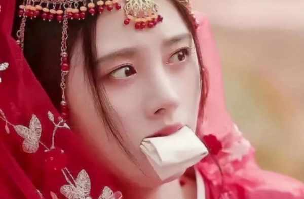 邓家佳的绑架戏上热搜，三年前的片段爆红要感谢鞠婧祎