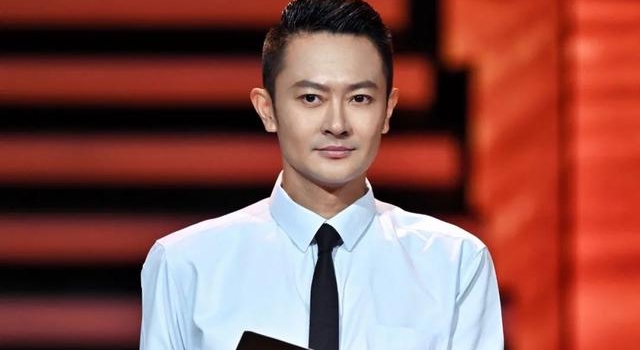 他是边潇潇老公，妻子害印小天事业尽毁，他当金牌导演捧妻子上位