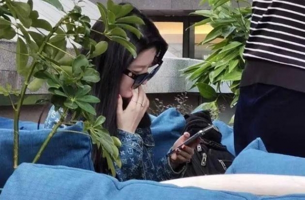 刘亦菲终于回国！真人瘦成骨头人哪胖了？素颜惊为天人更白到发光