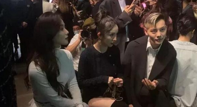 杨幂罕见同框刘诗诗 网友吐槽：发际线令人着急
