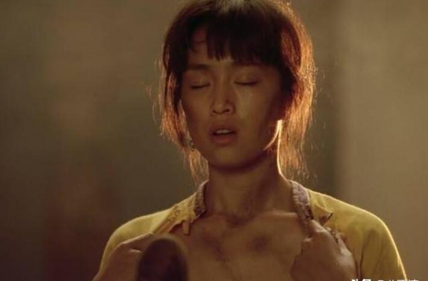 三十年前的菊豆 在荧幕上告诉我们女人活得到底有多苦