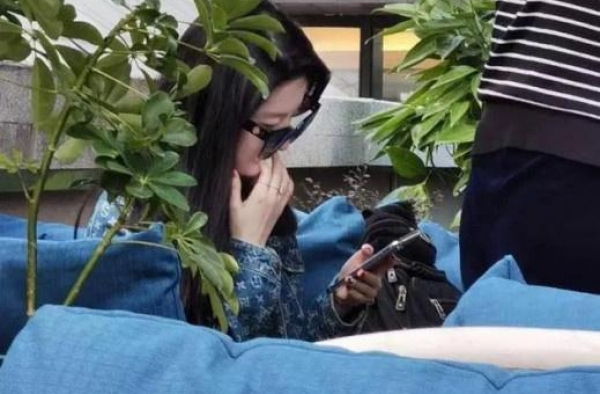 网友街头偶遇刘亦菲，夸其貌若天仙惊为天人，称本人比照片美万倍