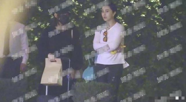 范冰冰现身妇产医院，白色宽松上衣和黑色小脚裤，网友：怀孕了吗