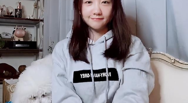 杨蓉素颜也太优越了，奔四的年纪仍然满脸胶原蛋白，真显小