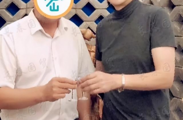 26年前搭倪萍上春晚，与董卿相恋六年，前央视一哥57岁仍冻龄