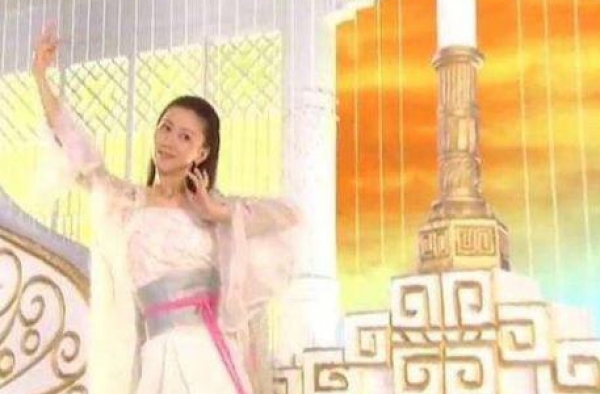 她是“中国第一人体模特”，霸榜2373天，父亲为此感到羞耻