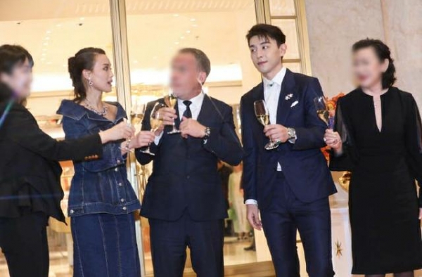 舒淇与小16岁邓伦同框无压力，台下却外八字明显，气质很豪迈
