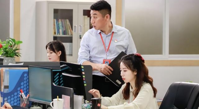 深圳本土电视短剧《特区小站》顺利杀青，12月上线播出