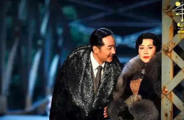刘嘉玲双马尾扮嫩太违和，舞女演成大姐大，被质疑欠了外债急需钱
