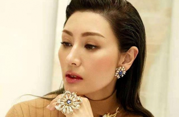 李嘉欣罕见采访视频曝光，分享亲子日常，自曝50岁才学会打麻将