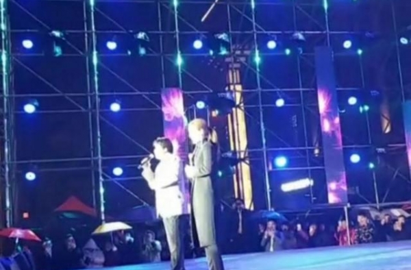 毕福剑为捞金冒雨商演，身材发福肚腩明显，却自称退休后去种地？