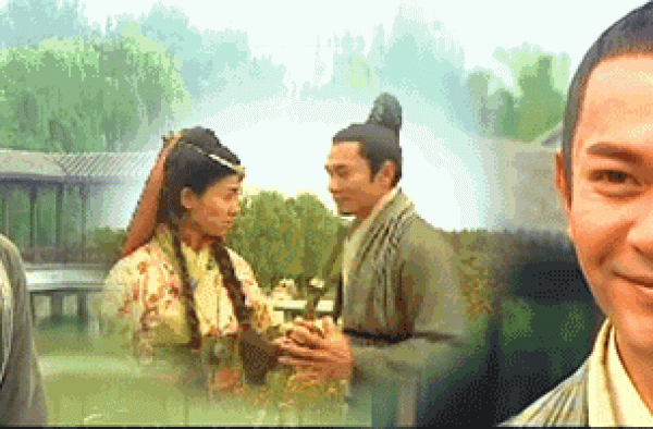 58岁江华现身买水果，与老婆秀恩爱，网友：祝邓萃雯幸福快乐