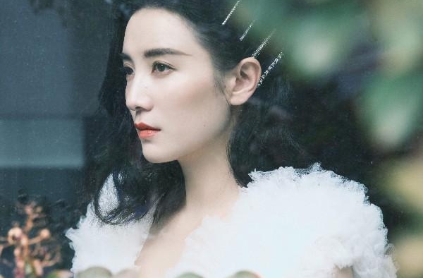 宋佳最新写真曝光 诠释冷调温柔的独特神秘感