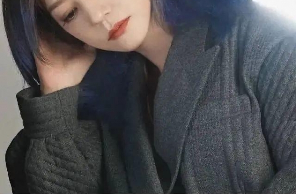25分钟，她当着镜头把衣服一件件脱干净，只为表达中国女性困境