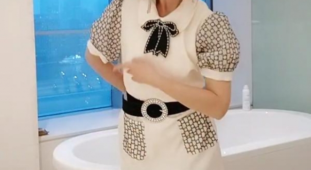 梁小冰51岁还去酒吧走穴，发展太唏嘘！丈夫放弃铁饭碗在家带娃