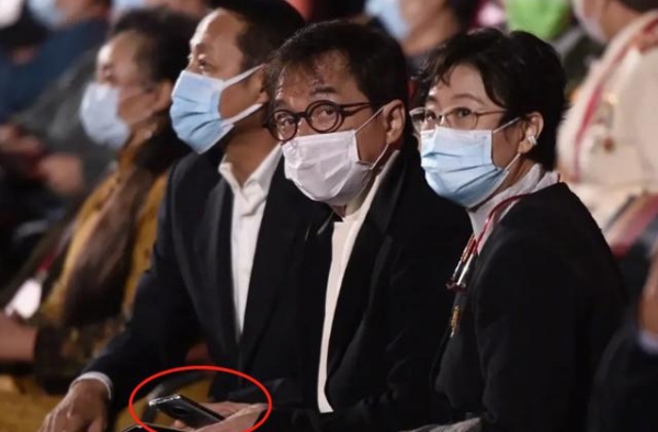66岁成龙现金鸡奖显老态，头发稀疏发际线上移，台下玩手机被拍