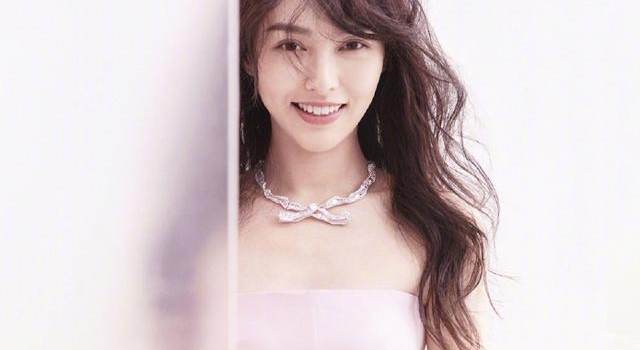 国外明星有优待？Lisa被曝挤掉唐嫣正刊封面