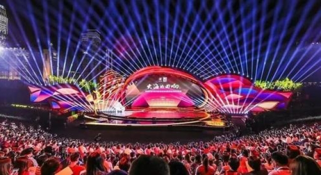 太暖了！刘德华朝快报小编微微一笑，说了三个字（一）