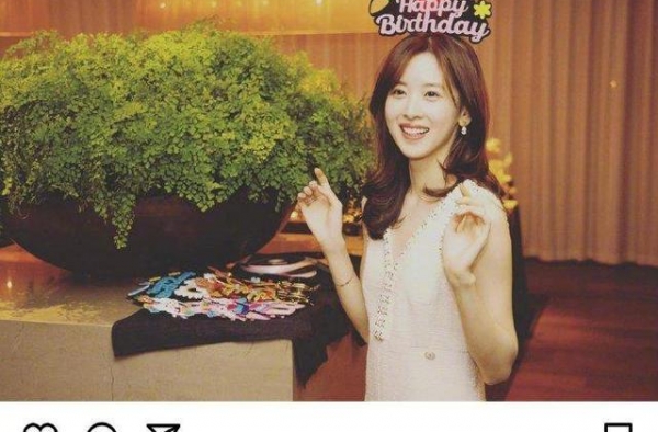 章泽天晒庆生美照，笑容灿烂似18，婚戒瞩目力破婚变传闻
