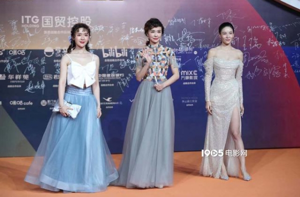 张蓝心姚星彤亮相金鸡红毯 高开叉低胸裹臀裙吸睛