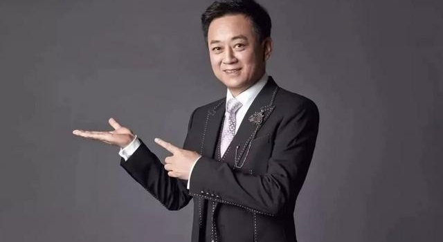 朱军不受案件开庭影响！罕和妻子同框活动秀恩爱，面带笑容心情好