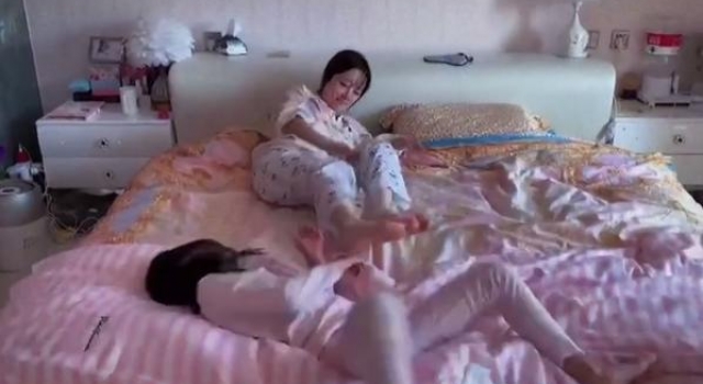 8岁甜馨太早熟？李小璐晒母女互动日常，甜馨化妆打扮成熟引争议