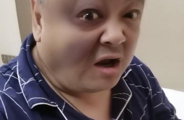 洪剑涛深夜自曝枕边无人？55岁两鬓斑白皮肤松弛，网友：像熊猫