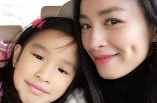 张庭刚夸完女儿漂亮，丈夫前妻就高调晒高颜值儿女，差距一目了然