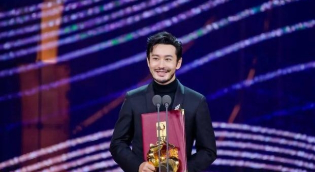 黄晓明拿影帝，段奕宏不屑一顾？鼓掌就是给面子，不熟何必假客气