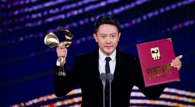 他在金鸡奖土嗨，背后是被插刀、骗婚坎坷和8年来什么都演的努力
