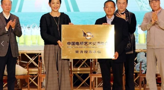 61岁倪萍与黄宏同框，生图颜值气质佳，腿细如柴看着吓人