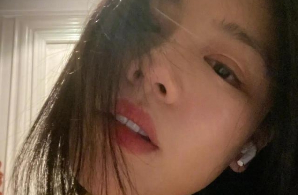 喝醉酒的女明星有多傻，咔咔对着相机一顿怼脸自拍