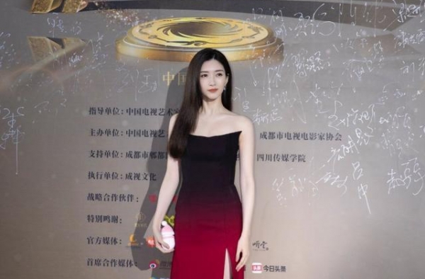 李易峰获年度好演员奖，发表感言环节差点被忽略，临场反应真可爱