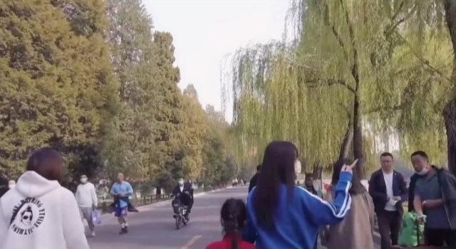 李小璐甜馨穿亲子装逛故宫，甜馨活泼可爱，李小璐付出太多