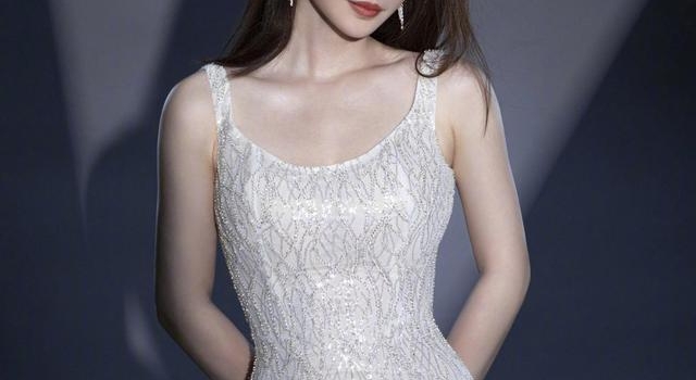 柳岩变身性感美人鱼，穿银色亮片裙仙气十足，这身材曲线男女通杀